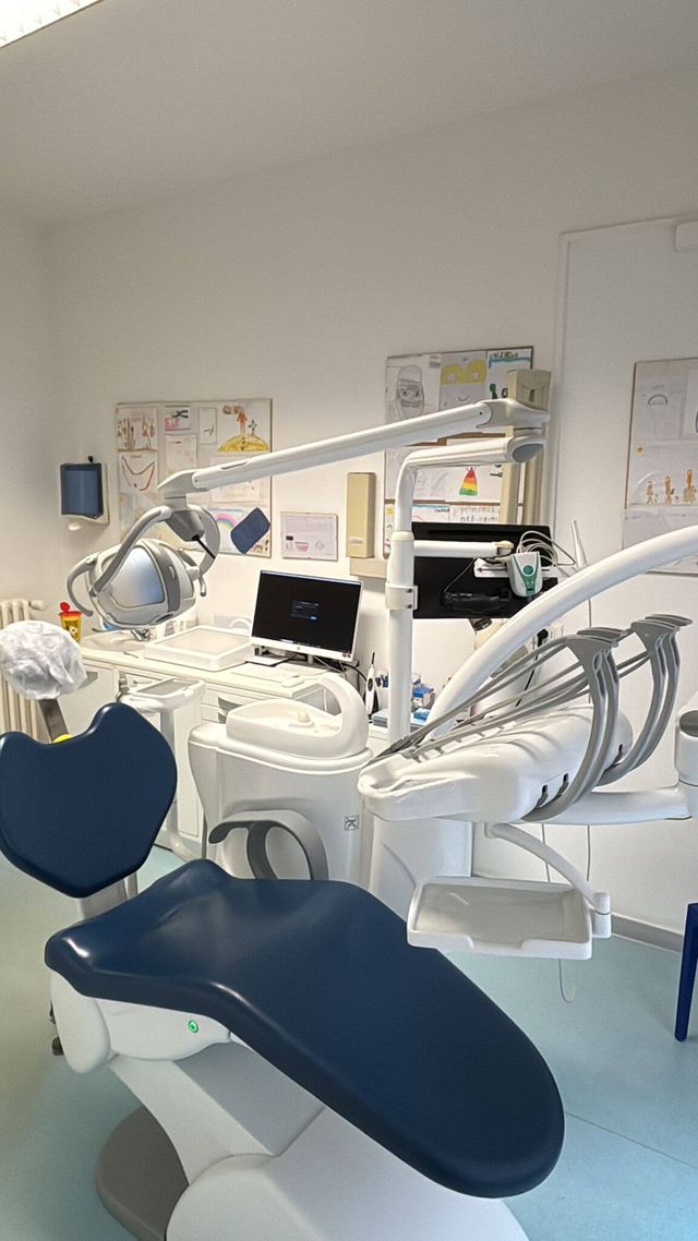 Manutenzione riunito odontoiatrico con poltrona blu